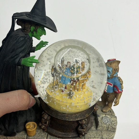 Wizard of Oz Snow Globe Music Box - Picture 6 of 10